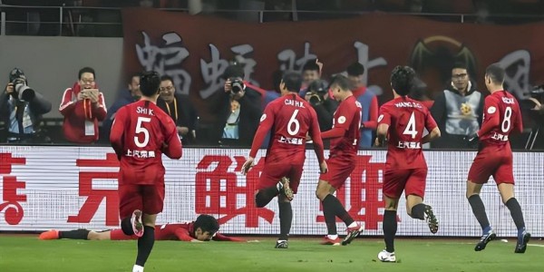 九游APP下载-他上一轮刚为上港进绝杀，为何本轮德比战却一分钟没上，引发热议